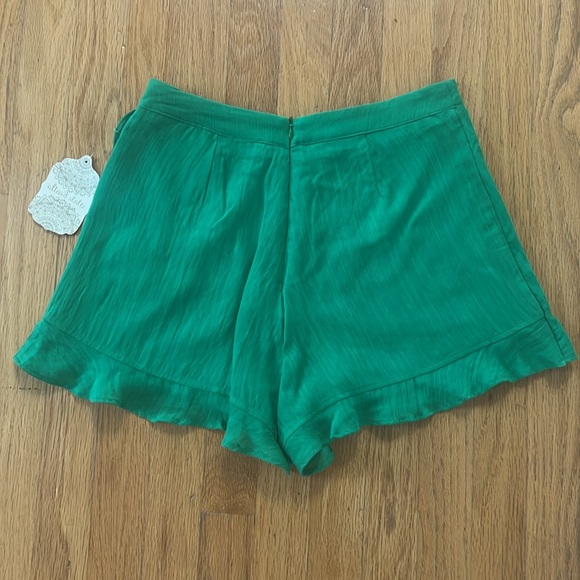 NWT Altar’d State Kelly Green Lined Ruffle Skort Size Medium Skirt Shorts New - Picture 6 of 7